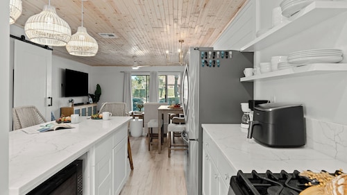 Sandbar Serenade by Avantstay Beachside Home + Pool + Tennis Court + Beach Access + Near Pier Park