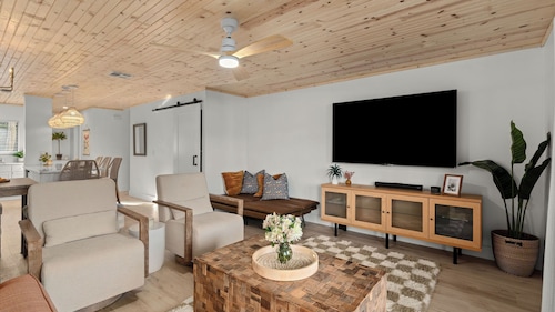 Sandbar Serenade by Avantstay Beachside Home + Pool + Tennis Court + Beach Access + Near Pier Park