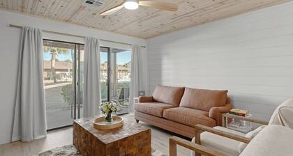 Sandbar Serenade by Avantstay Beachside Home + Pool + Tennis Court + Beach Access + Near Pier Park