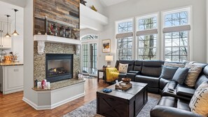 Interior - Crestline Retreat by Avantstay Luxury Mountain Condo Hot Tub + Game Room Steps to Big Boulder (Lake Harmony)