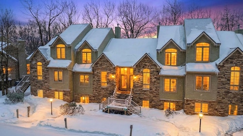 Crestline Retreat by Avantstay Luxury Mountain Condo Hot Tub + Game Room Steps to Big Boulder