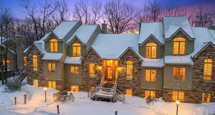 Crestline Retreat by Avantstay Luxury Mountain Condo Hot Tub + Game Room Steps to Big Boulder