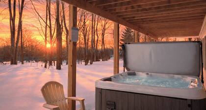 Crestline Retreat by Avantstay Luxury Mountain Condo With Hot Tub + BBQ + Game Room Steps to Big Boulder