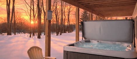 Apartment (5 Bedrooms) | Outdoor spa tub