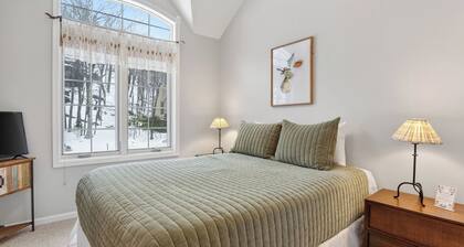 Crestline Retreat by Avantstay Luxury Mountain Condo Hot Tub + Game Room Steps to Big Boulder