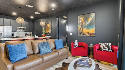 Cosmic Cowboy by Avantstay Design-forward Condo + Near Broadway, Coffee Shops and Breweries