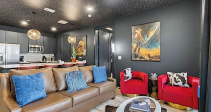 Cosmic Cowboy by Avantstay Design-forward Condo + Near Broadway, Coffee Shops and Breweries