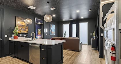 Cosmic Cowboy by Avantstay Design-forward Condo + Near Broadway, Coffee Shops and Breweries