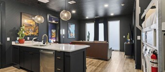 Cosmic Cowboy by Avantstay Design-forward Condo + Near Broadway, Coffee Shops and Breweries