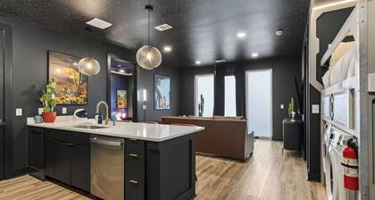 Cosmic Cowboy by Avantstay Design-forward Condo + Near Broadway, Coffee Shops and Breweries