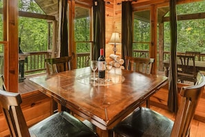 Dining - Smoky Elk Cabin, pet friendly with hot tub! (Whittier)