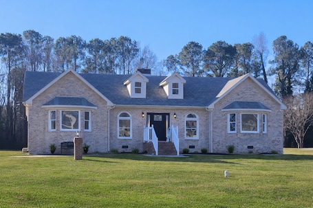 Exterior. Cozy 3-bedroom house in charming small town Sedley