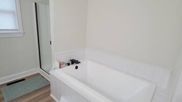 SĂšche-cheveux, serviettes fournies, papier toilette