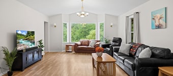 Private 5-Bed Retreat with Hot Tub Near Qualicum Beach