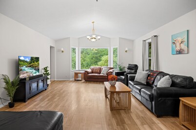 Private 5-Bed Retreat with Hot Tub Near Qualicum Beach