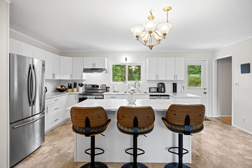 Private 5-Bed Retreat with Hot Tub Near Qualicum Beach