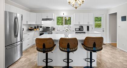 Private 5-Bed Retreat with Hot Tub Near Qualicum Beach