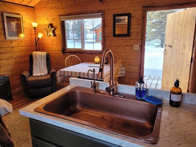The Polaris is a cozy delight with 360 degree mountain views. Pet Friendly!