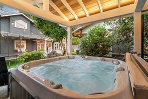 Terrace/patio - SOWDEN HOUSE - Amazing & unique home located less than 20 minutes to down town. (North Vancouver)