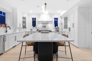 Fridge, oven, stovetop, dishwasher - SOWDEN HOUSE - Amazing & unique home located less than 20 minutes to down town. (North Vancouver)