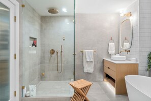 Shower, hair dryer, towels, soap - SOWDEN HOUSE - Amazing & unique home located less than 20 minutes to down town. (North Vancouver)