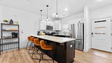 Kjøleskap, mikrobølgeovn, ovn og kokeplater