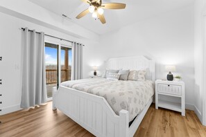 5 soverom, skrivebord, strykejern/-brett og reiseseng for barn