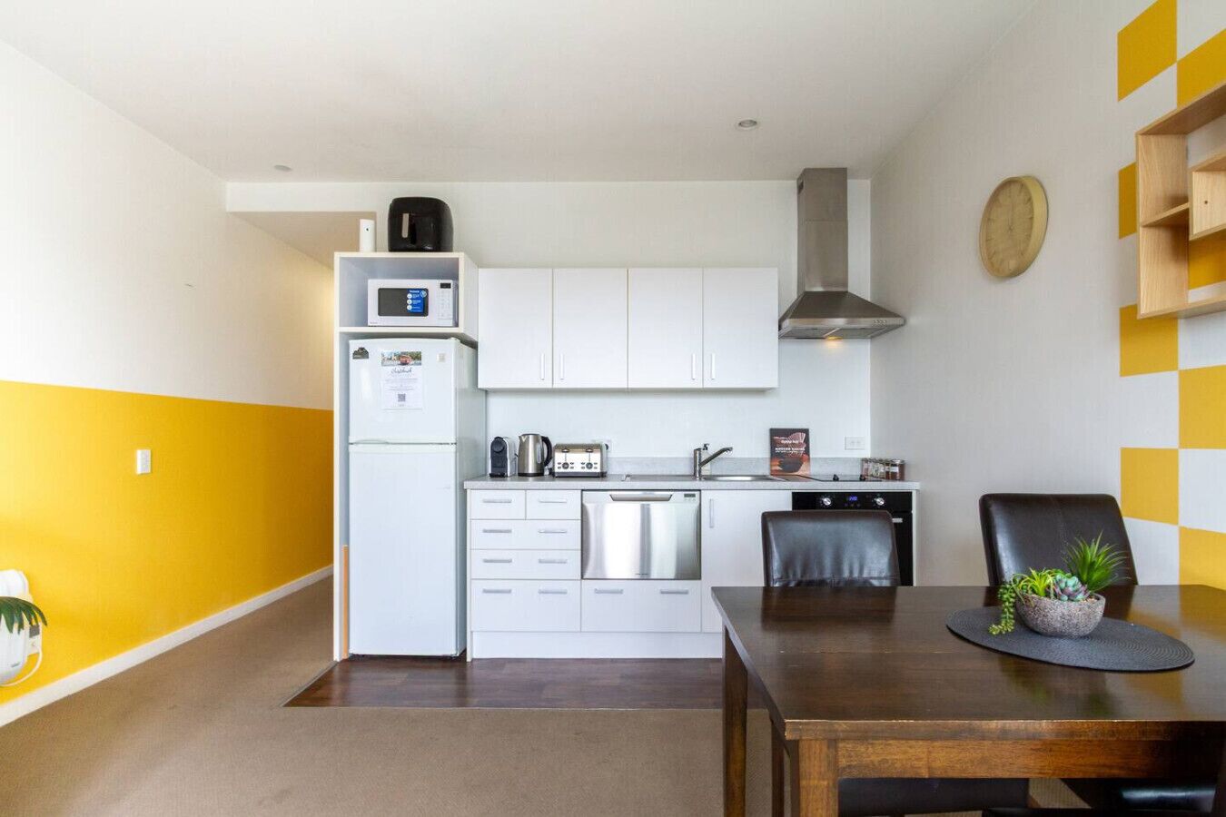 ثلاجة، ميكروويف، فرن، موقد طهي مسطح