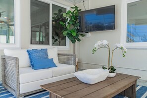 Smart TV, stereo - Red Key Beach in Redington Beach – 3BR Retreat with Screened-In Heated Pool Oasis (Redington Beach)