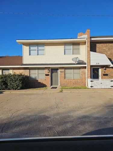 La Flor Cozy First Floor Only! Townhome in Hobart  Oklahoma