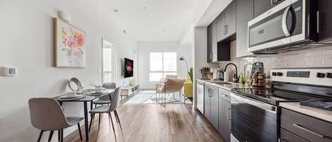 Refrigerador, microondas, parrilla de estufa y lavavajillas