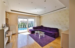 Smart TV - Cozy home in Kastel Luksic (Kastel Luksic)