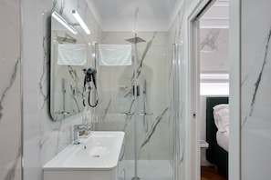 Een douche, een bidet, handdoeken