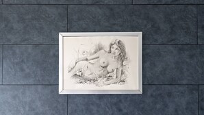 A framed black and white drawing on a textured gray wall. - LANA - Studio Héliopolis C14 - Luxury - 2 people (AGDE)
