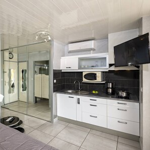 Fridge, microwave, cookware/dishes/utensils - LANA - Studio Héliopolis C14 - Luxury - 2 people (AGDE)