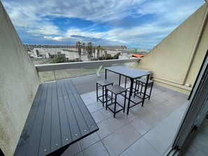 Outdoor dining - MEDUSE - Studio Héliopolis C29 - Luxury - 2 people (AGDE)