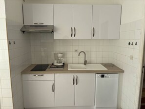 Fridge, microwave, dishwasher, cookware/dishes/utensils - Studio Héliopolis C 32 - 4 people (AGDE)