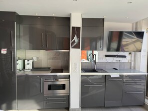 Fridge, microwave, dishwasher, cookware/dishes/utensils - ELIXXIR - Studio Héliopolis C 34 - Luxe - 2 people (AGDE)