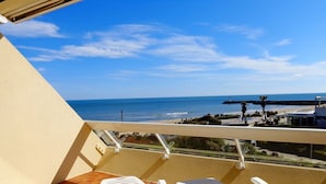 A balcony with white chairs and a view of the sea. - Studio Héliopolis C 36 - 4 people (AGDE)