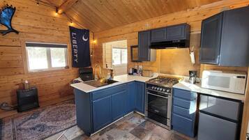 Cabaña, varias camas, vista a la montaña | Cocina privada