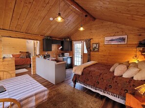 Room - Little Bear Getaway Cabins (Sutton-Alpine)