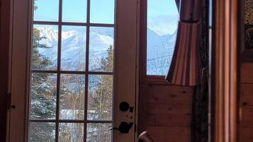 Cabaña, varias camas, vista a la montaña | Cocina privada