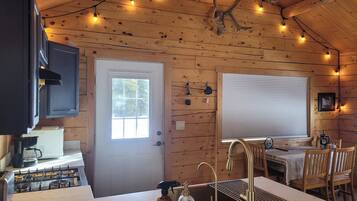 Cabaña, varias camas, vista a la montaña | Cocina privada