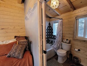 Cabane, plusieurs lits, vue montagne | Salle de bain