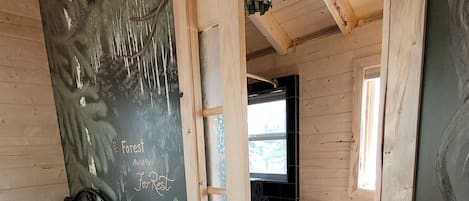 Cabane, plusieurs lits, vue montagne