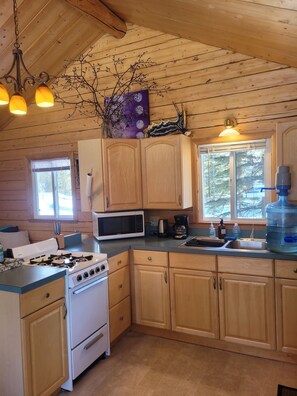 Cabin, Multiple Beds, Mountain View | Private kitchen