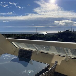 A balcony with a clear view of the ocean and beach. - GRAPHIK - Studio Héliopolis C 74 - Luxury - 2 people (AGDE)