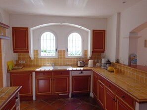Kühlschrank, Mikrowelle, Ofen, Geschirrspüler