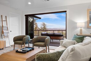 Smart TV - Refined Luxury, Vineyard Views Close to Healdsburg (Sebastopol)