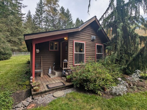 Whimsical and cozy cottage on a homestead in the North Cascades